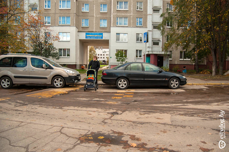 На Могилевской прямо на пешеходном переходе со «спящими полицейскими» припаркованы чьи-то машины. Ура! Они оставили проход шириной ровно для коляски