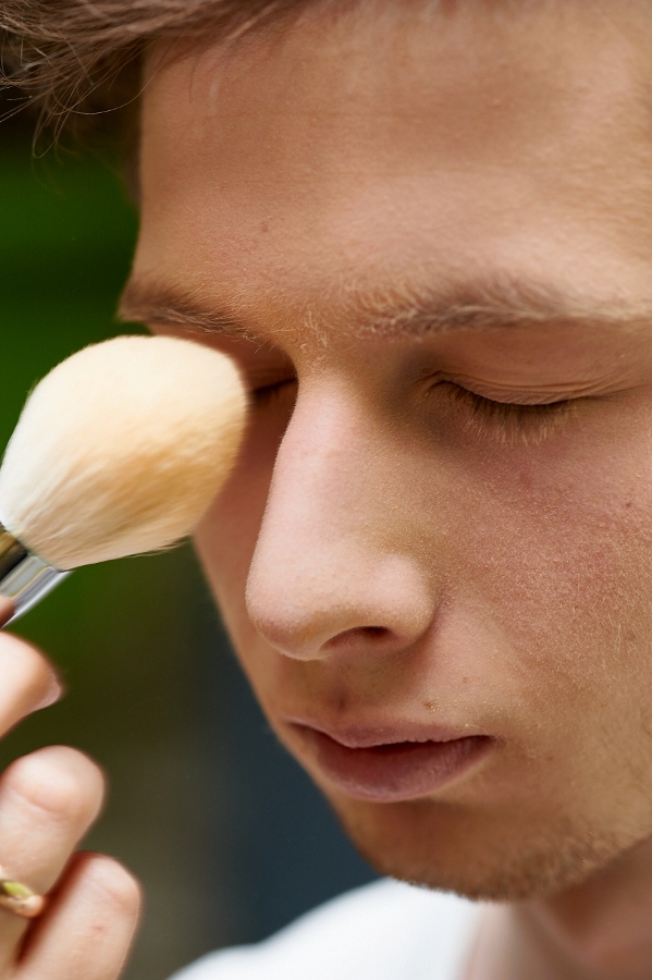 Как правильно нанести макияж мужчине
