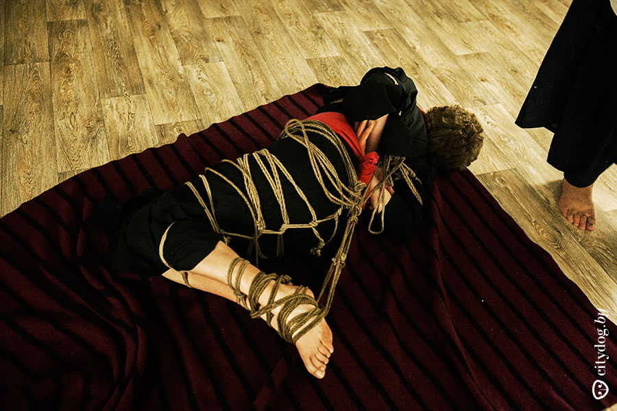 prieme-foto-devushek-krepko-svyazannih-verevkoy