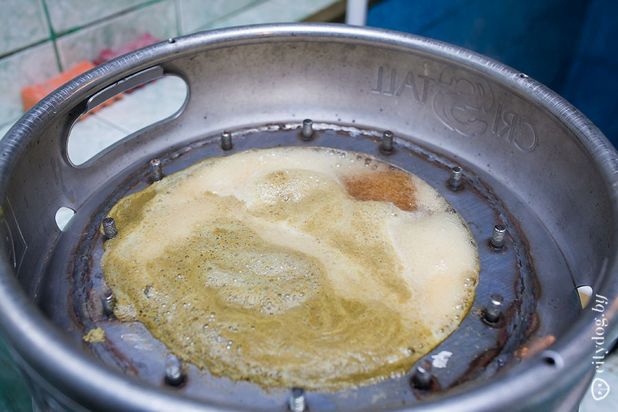 американский фильм пиво варил в гараже. готовлю сама. варим сами. мешалка для варки сусла пивного. варим сами.