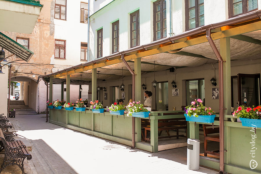 Ima li restoran pravo na pločnik s ljetnom terasom?
