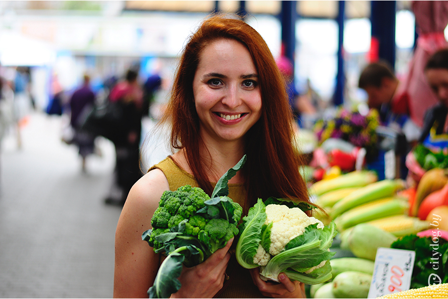 Вакансии продавца овощей. Продавец овощей. Популярные овощи в России. Женщина торгует овощами. Молодая продавщица овощей.