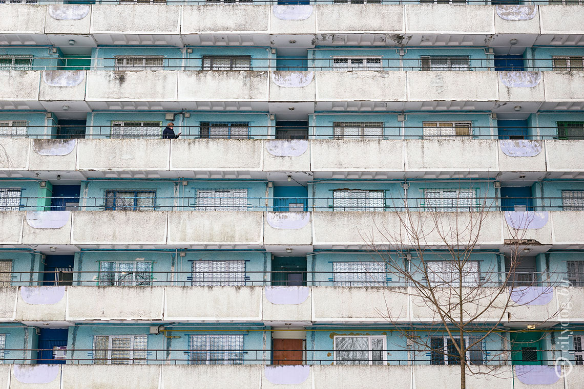 На балконе чей хаты я достал тебе луну. Мужчина у окна. Белье на балконе. Курит на балконе. На балконе чей то.