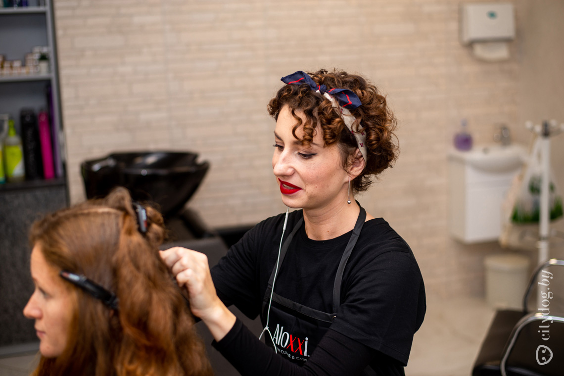 Мастер по работе с кудрявыми и вьющимися волосами – о том, как их стричь, укладывать и любить - | журнал о Минске