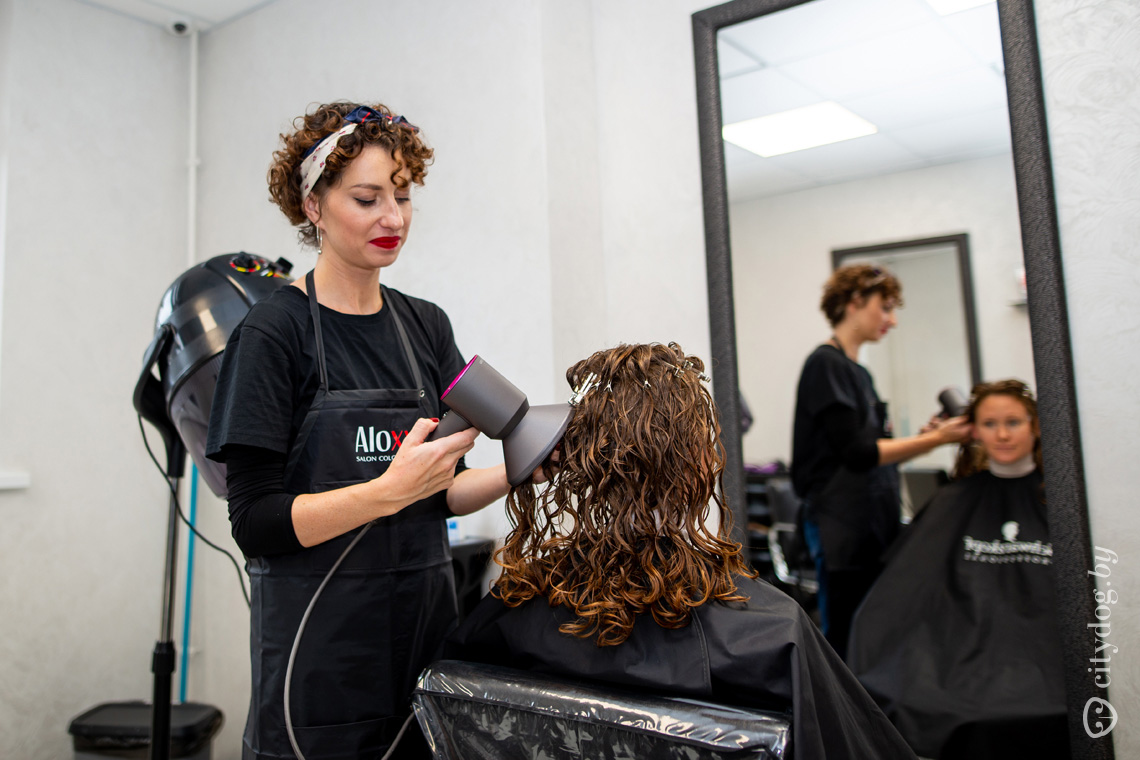 Мастер по работе с кудрявыми и вьющимися волосами – о том, как их стричь, укладывать и любить - | журнал о Минске