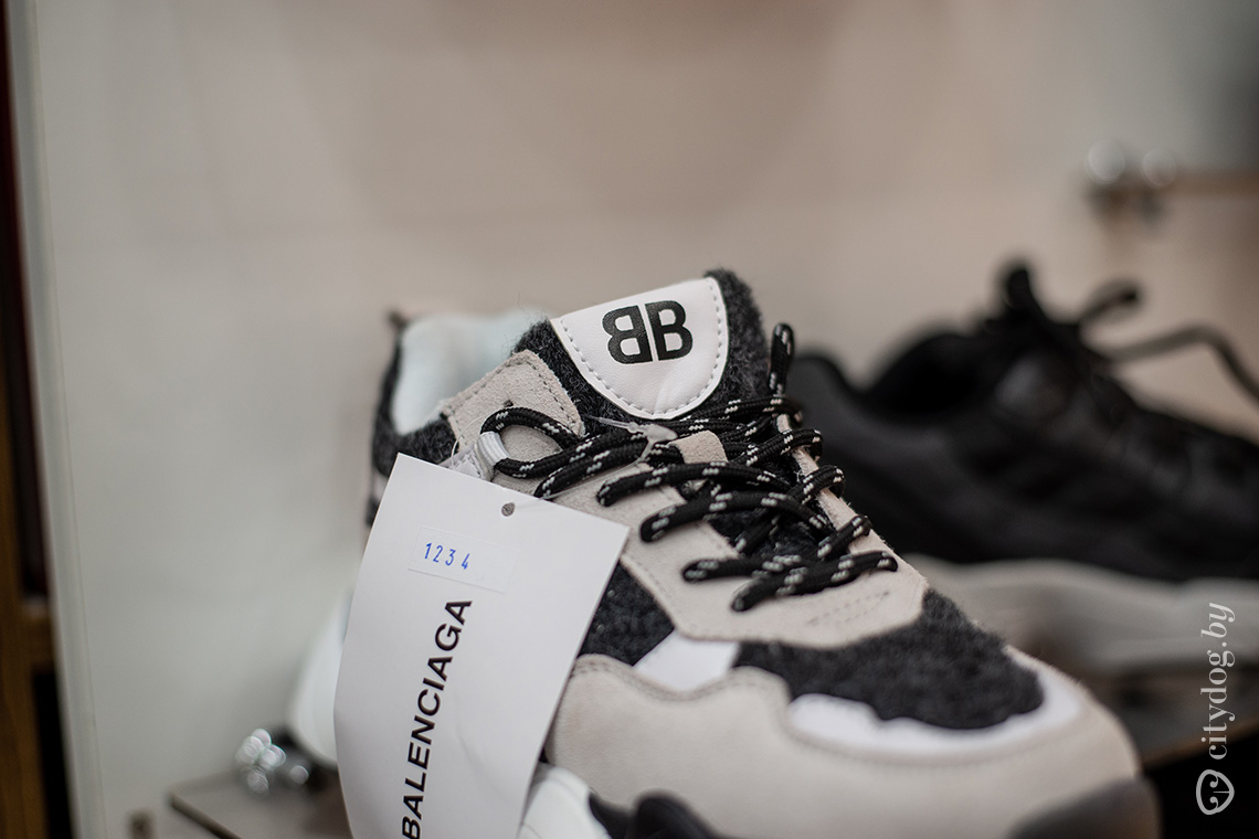 Веселые картинки. В минском ГУМе продают «кроссовки Balenciaga» – вы ...